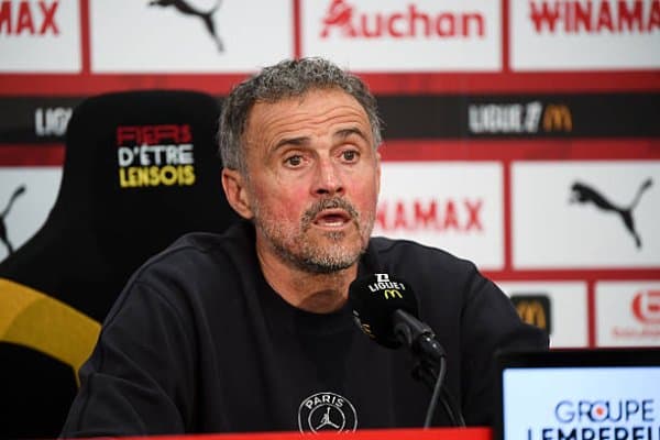 Luis Enrike matbuot anjumanini erta tark etdi