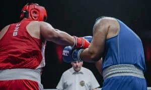 Нокдаун ва йирик ҳисоб: Ўзбек боксчиси рақибига имкон қолдирмади